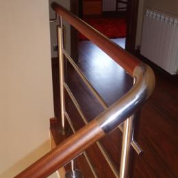 Detalle barandilla inox y pasamanos de madera