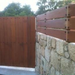 Cancela y cierre en madera con estructura inox